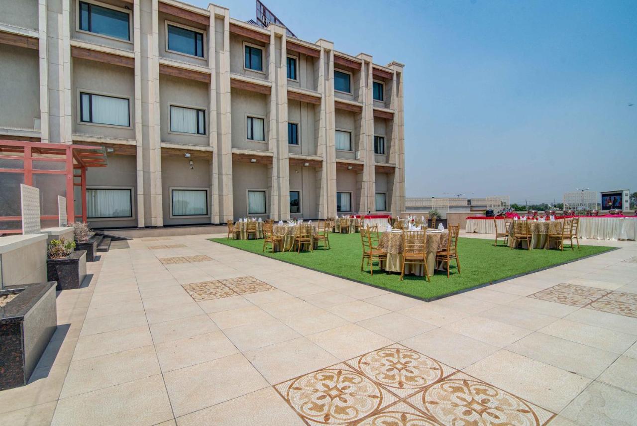 Hotel Home In By Amrik Sukhdev Sonipat Exterior foto